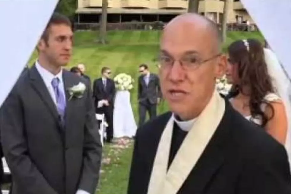 Watch A Priest Tell Off Wedding Photographers Right In The Middle Of The Ceremony