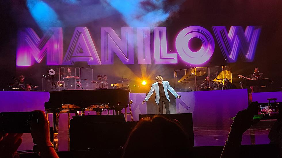 Fanilows Unite! Turning Stone Casino To Host Barry Manilow In August