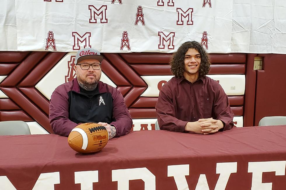 Jacob Hutchings of Midwest Signs with Rocky Mt. College 
