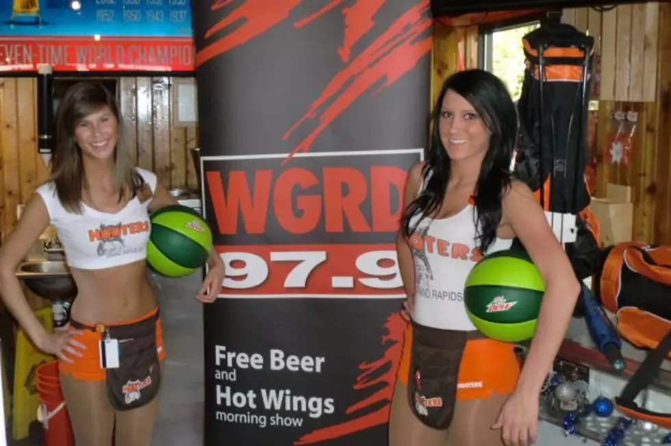 JT and the GRD Roadies Celebrate College Hoops Madness at Hooters