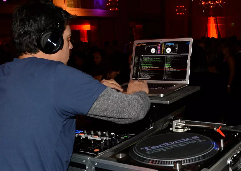 Free Beer & Hot Wings: The Most Awkward DJ Event Ever? [Video]