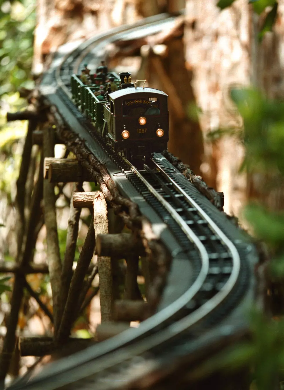 Free Beer & Hot Wings: Man Builds 16-Acre Model Railroad with 50,000 Feet of Track [Video]