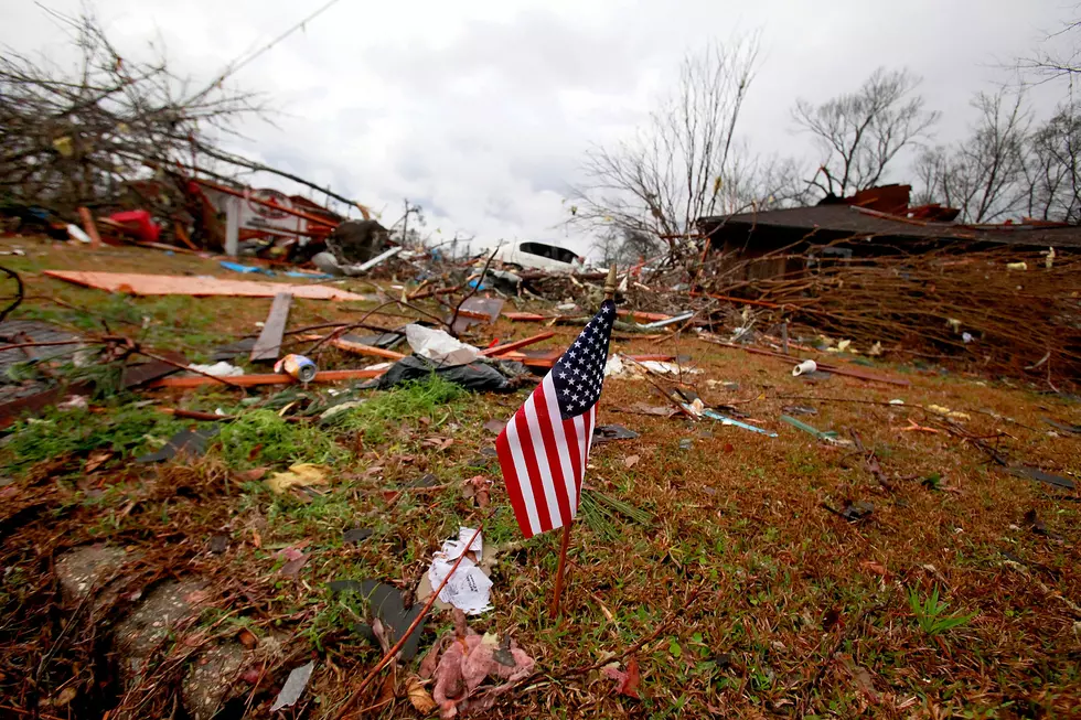 Tupelo, Mississippi, TV Station Evacuates Studio During Broadcast Because of Tornado [Video]