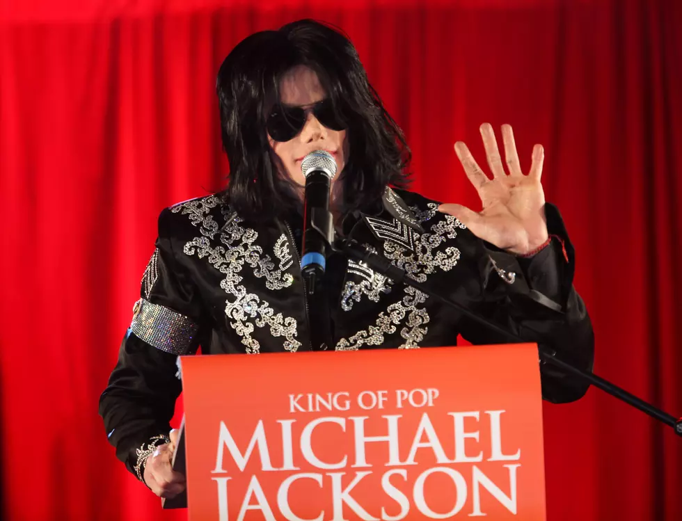 Free Beer & Hot Wings: Michael Jackson Hologram Performs at Billboard Music Awards [Video]