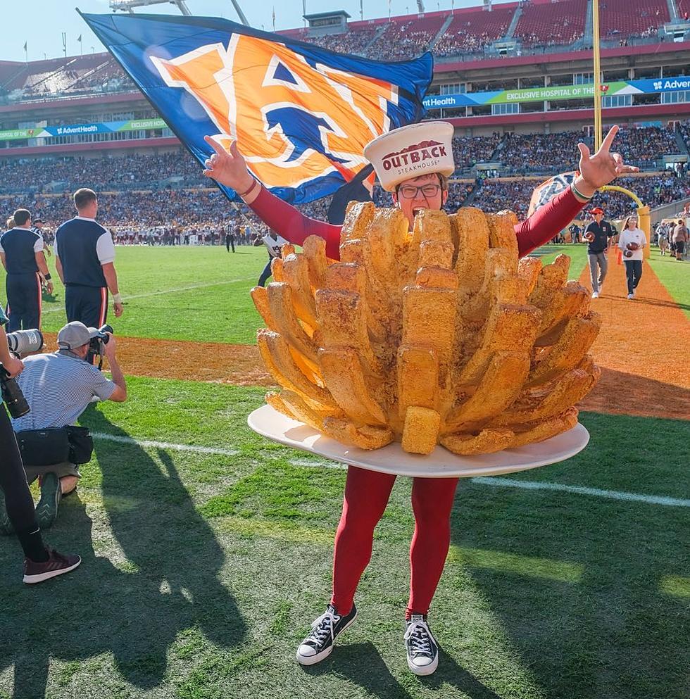 Hudsonville Man Fulfills Bloomin’ Onion Dream at Outback Bowl