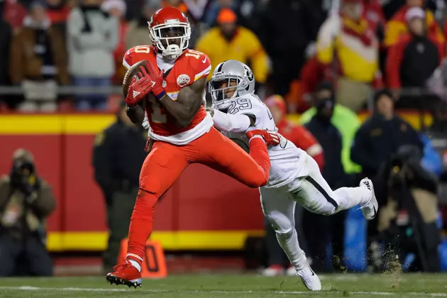 Chiefs Hold Off Raiders 21-13 to Take Control of AFC West