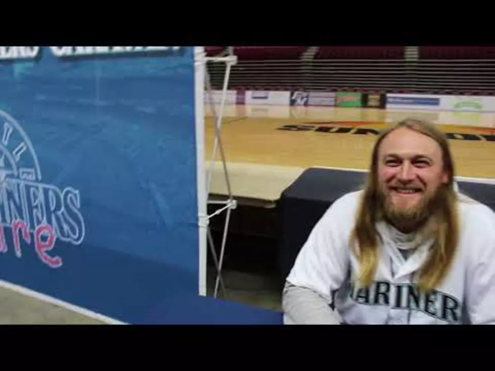 POV Video Shows What It’s Like To Go Through Seattle Mariners Autograph Line at SunDome