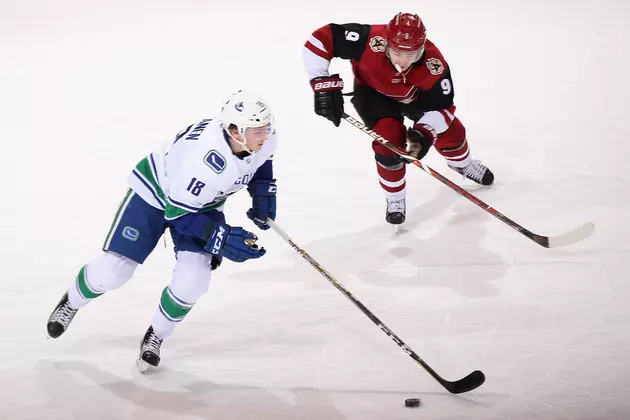 Stepan&#8217;s Late Goal Lifts Coyotes Over Canucks 2-1