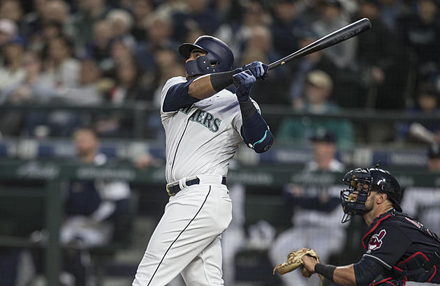 Mariners&#8217; Nelson Cruz Lands on DL After Spraining Ankle
