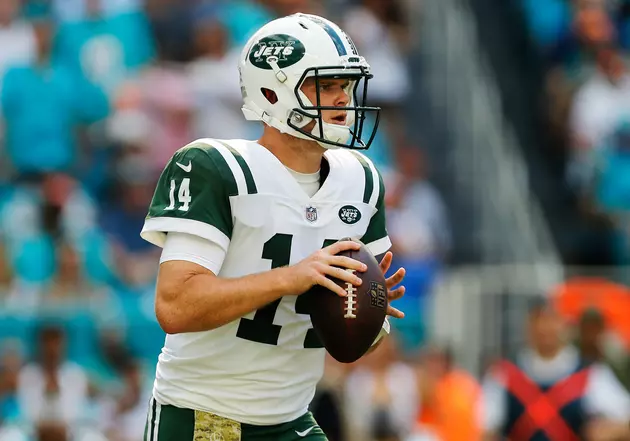 Jets&#8217; Darnold Has Strained Foot, Could Miss Game vs. Bills