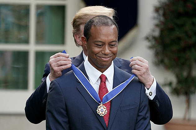 Trump Awards Medal to Tiger Woods, Calls Him &#8216;True Legend&#8217;