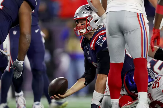 Patriots Force 4 Turnovers, Beat Giants 35-14 to Reach 6-0