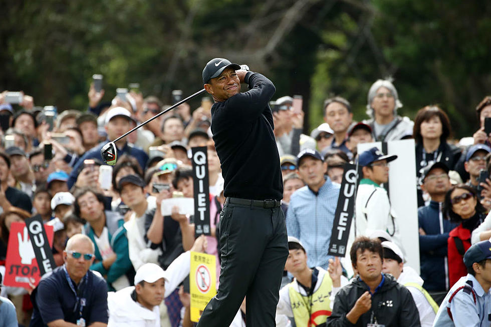 Woods Shrugs off Shaky Start to Lead in Japan
