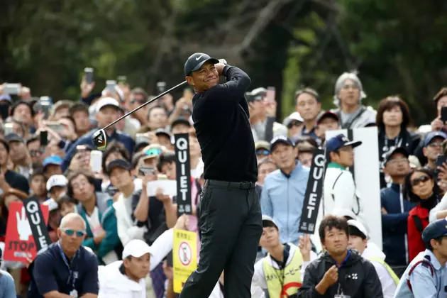 Woods Shrugs off Shaky Start to Lead in Japan