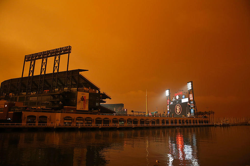 Giants Win 5th in Row, Top Mariners Under Smoke-filled Skies