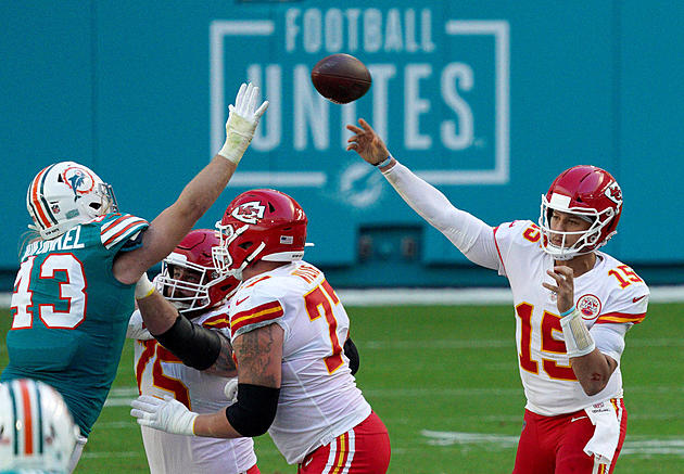 Chiefs Shake Off the Oops to Rally Over Dolphins