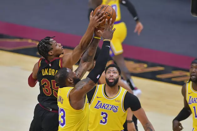 LeBron Scores 46, Lakers Beat Cavs to Stay Perfect on Road