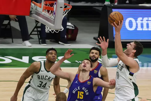 Jokic&#8217;s Triple-double Leads Nuggets to 128-97 Rout of Bucks