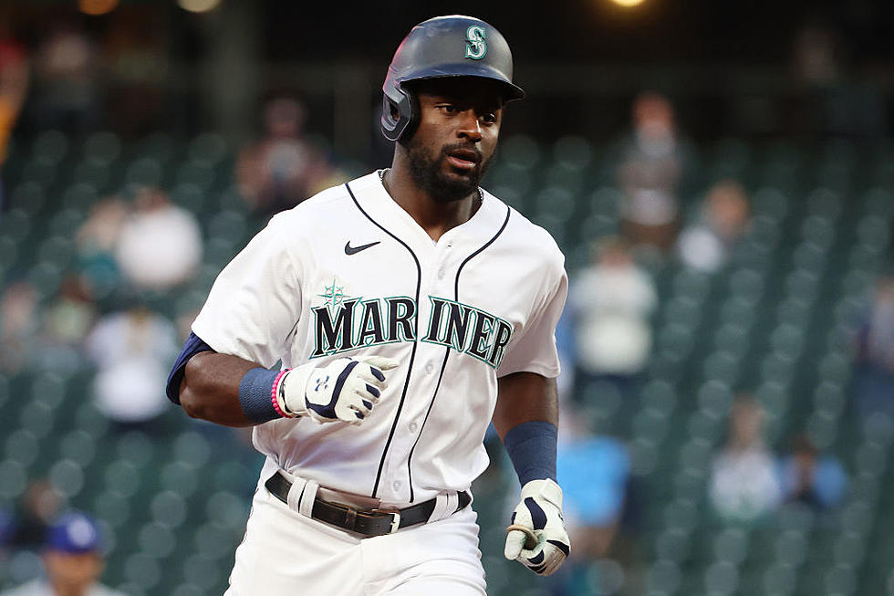 Mariners Use 2 HRs, Moore’s Defensive Gem to Top Dodgers 4-3