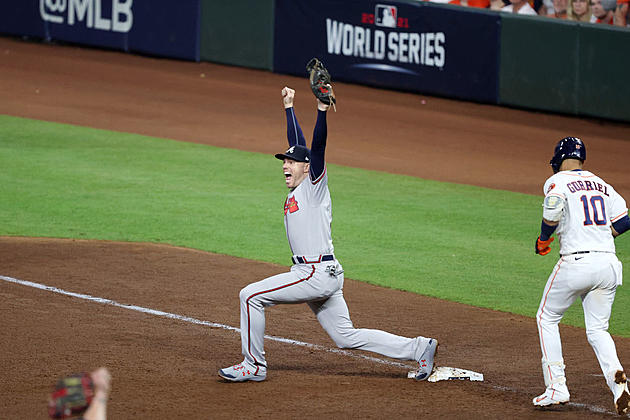 Freeman Fittingly Pockets Last Out for Braves in WS Clincher