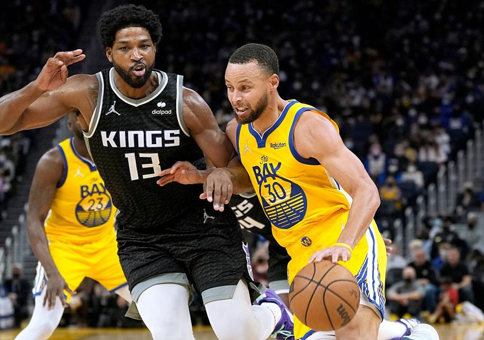 Curry, Warriors Beat Kings 113-98 in Short-handed Showdown