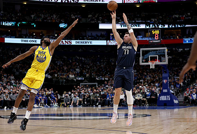 Doncic, Mavs Beat Curry, Warriors 99-82 on Nowitzki&#8217;s Night