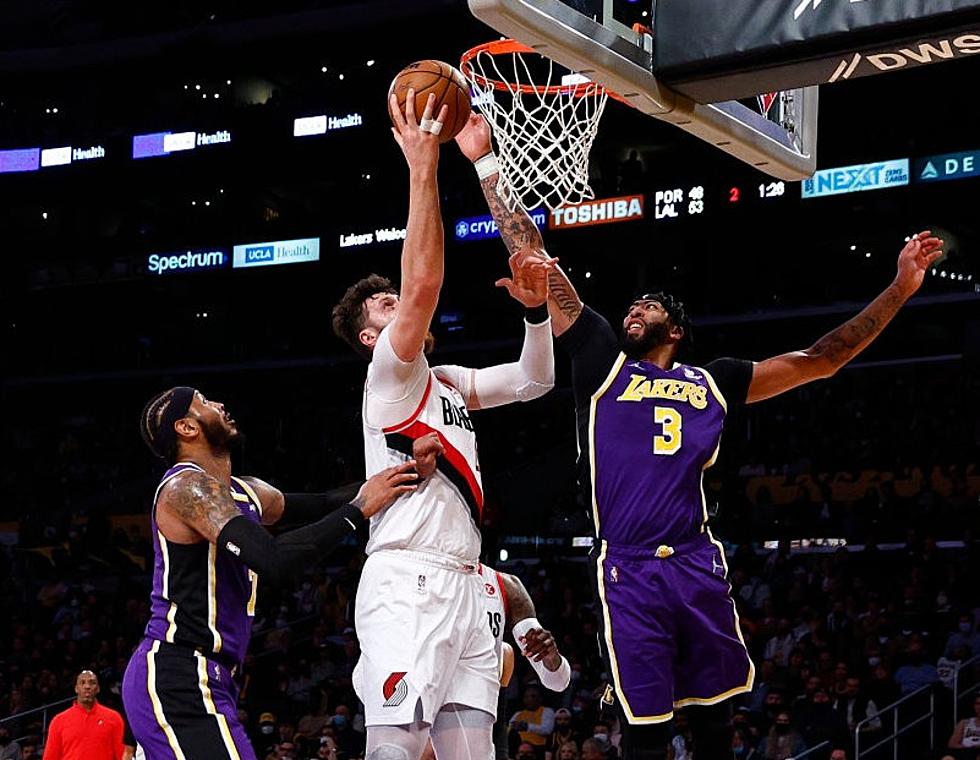 Davis scores 30, Lakers Rally in 4th to Defeat Trail Blazers