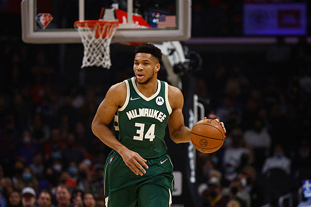 Giannis Scores 44, Leads Bucks&#8217; 131-116 Win Over Lakers