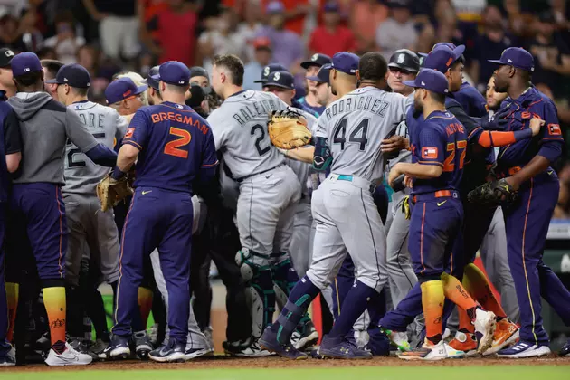 Benches Clear in 9th, Servais Tossed as Mariners Beat Astros