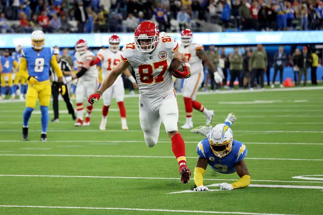 Kelce Scores 3 Touchdowns, Chiefs Rally Past Chargers 30-27