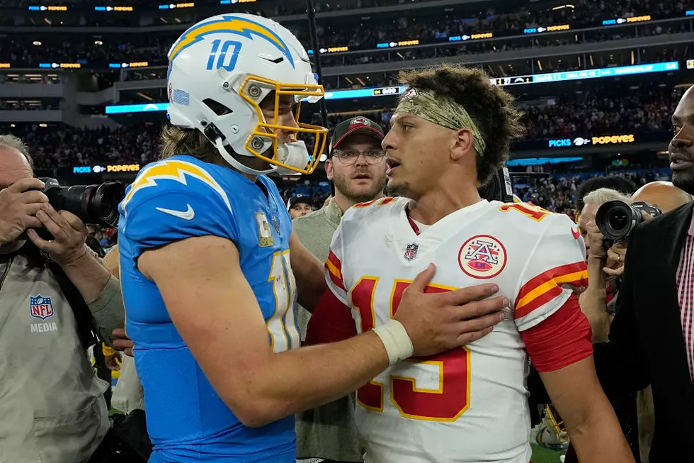 Kelce Scores 3 Touchdowns, Chiefs Rally Past Chargers 30-27