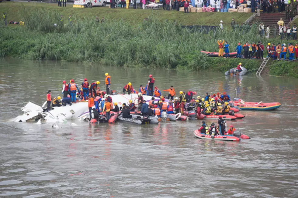 TransAsia plane crashes into river in Taiwan [Video]