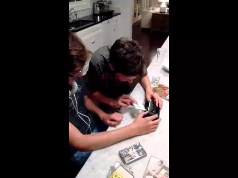 Mom Finds Old Walkman, Kids Try to Work It [Video]