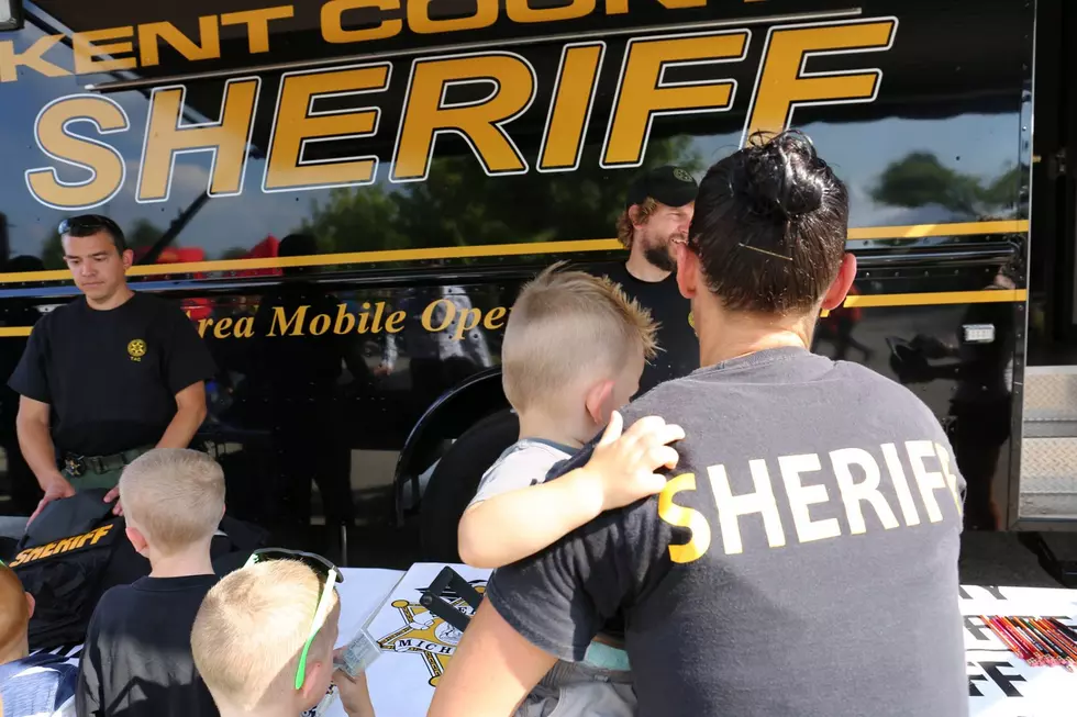 Cutest Video Of Kent Co Deputy Teaching Kids How To Use 911