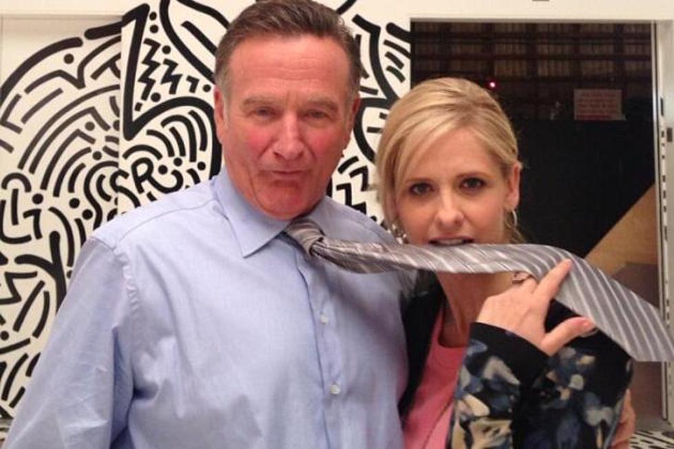 ‘The Crazy Ones’ First Look: Sarah Michelle Gellar and Robin Williams On Set