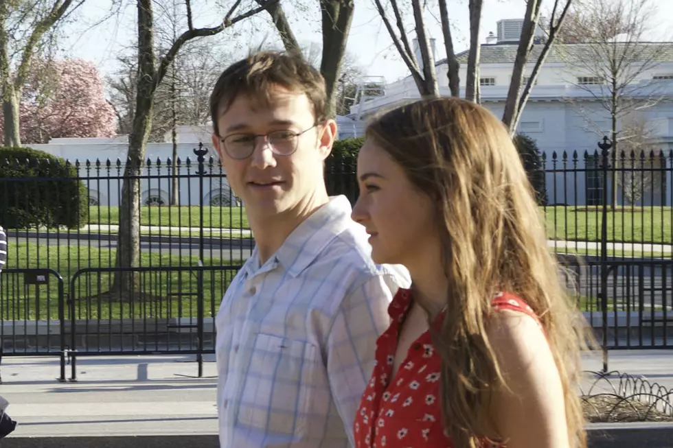 Joseph Gordon-Levitt and Shailene Woodley Talk Politics in This ‘Snowden’ Clip