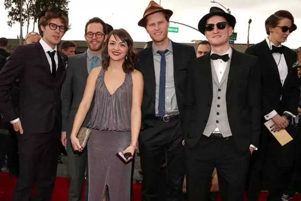 2013 Grammys: Lumineers Deliver &#8216;Ho Hey,&#8217; Get Taylor Swift Rocking