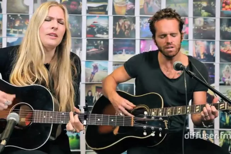 Holly Williams Discusses Her Legendary Grandfather, Performs 'Drinkin'' - Exclusive Videos