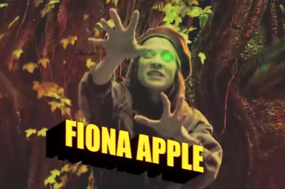 Fiona Apple Gets Weird, Wonderful and Whacked-Out on French TV
