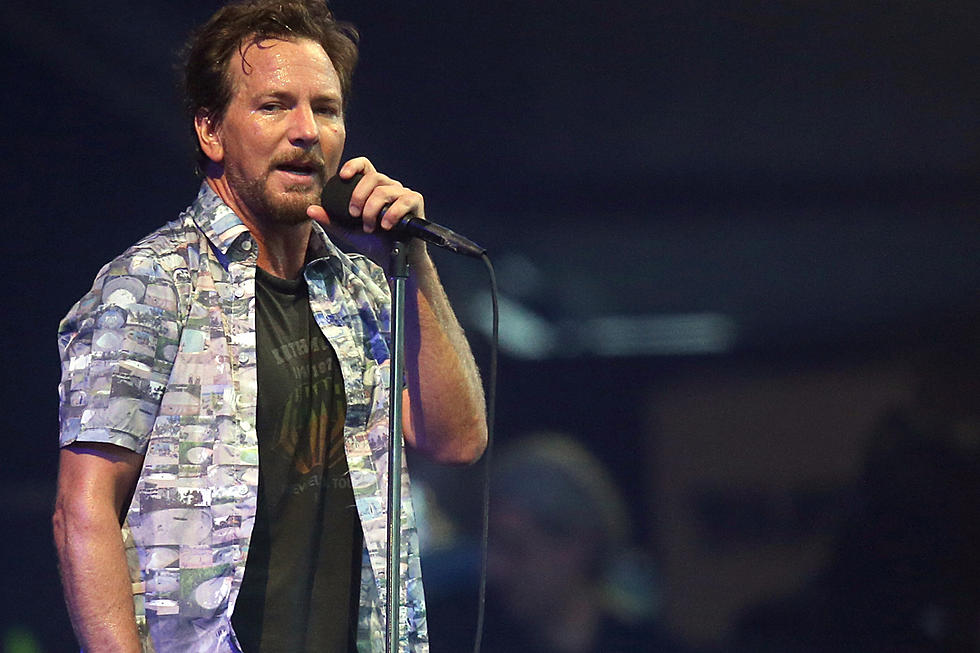 Pearl Jam Dedicate 'Light Years' to Ikey Owens In Detroit