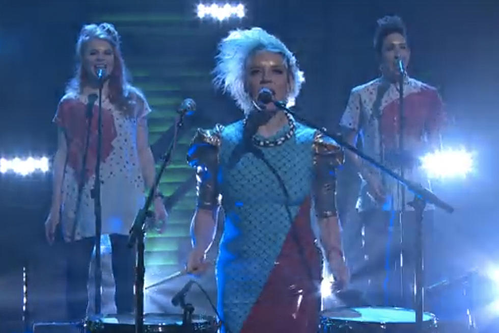 Watch tUnE-yArDs Make It Look Easy With ‘Water Fountain’ On ‘Conan’
