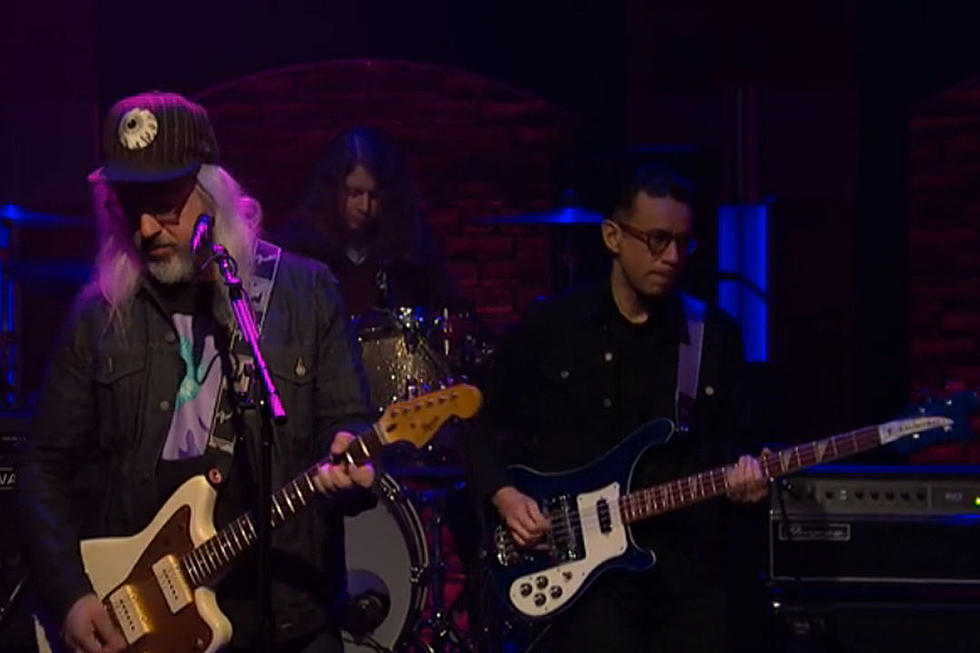 J Mascis and Fred Armisen Perform Cover of Mazzy Star’s ‘Fade Into You’