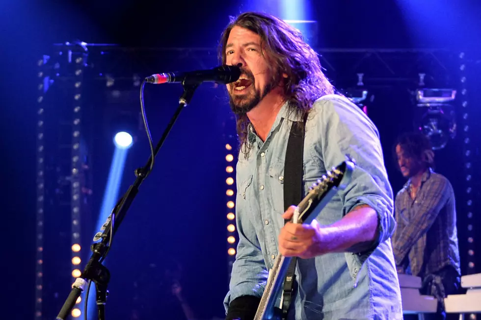 Grohl Breaks Leg Keeps Playing