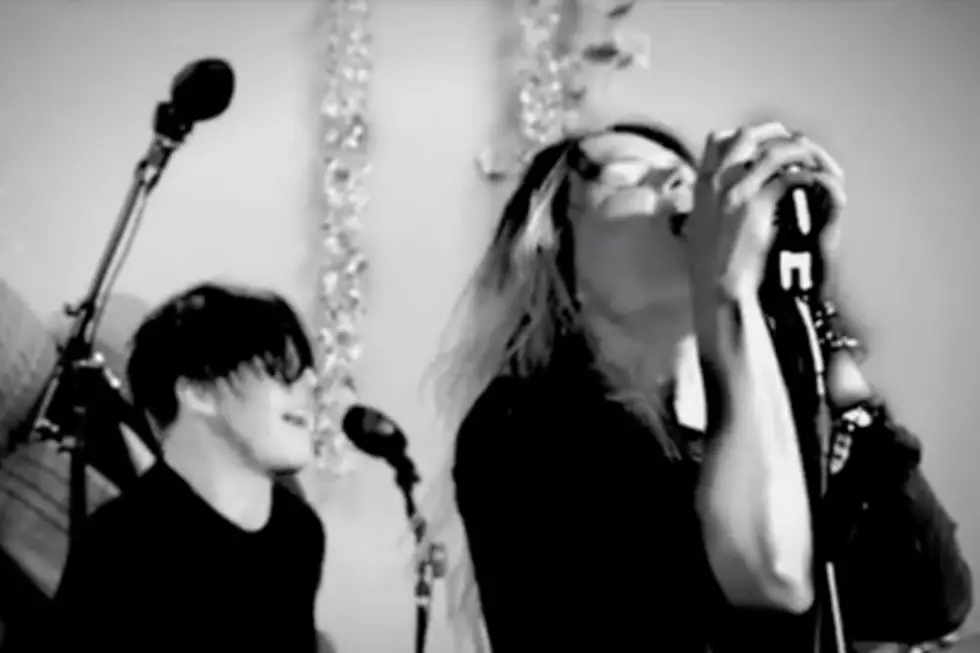 The Dead Weather Play 'I Feel Love (Every Million Miles)' 