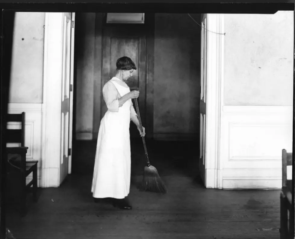 You&#8217;re Doing It Wrong &#8211; Correct Postures For Housework Circa 1920 [Photos]