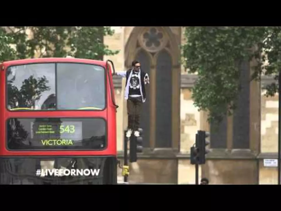Man “Hangs On” to London Double-Decker Bus for a Nice Tour  (video)