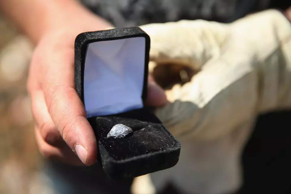 Man Loses Wedding Ring in the Ocean, Actually Finds It [Video]
