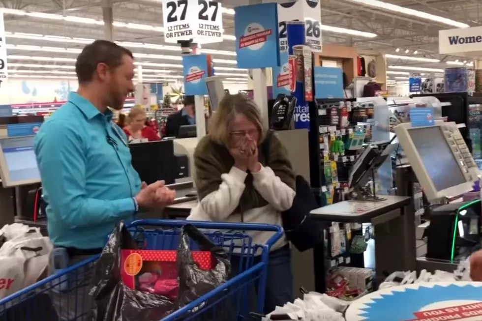 Meijer Surprises Customers, Pays for Carts for Christmas [Video]