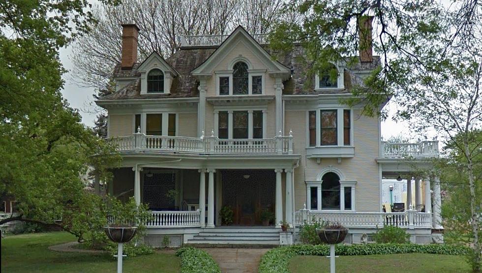 Why is This &#8216;Creepy&#8217; Quincy House Suddenly Going Viral?