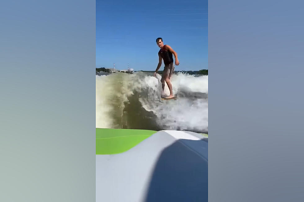 RAD – Watch a Gnarly Dude Wake Surf the Illinois River